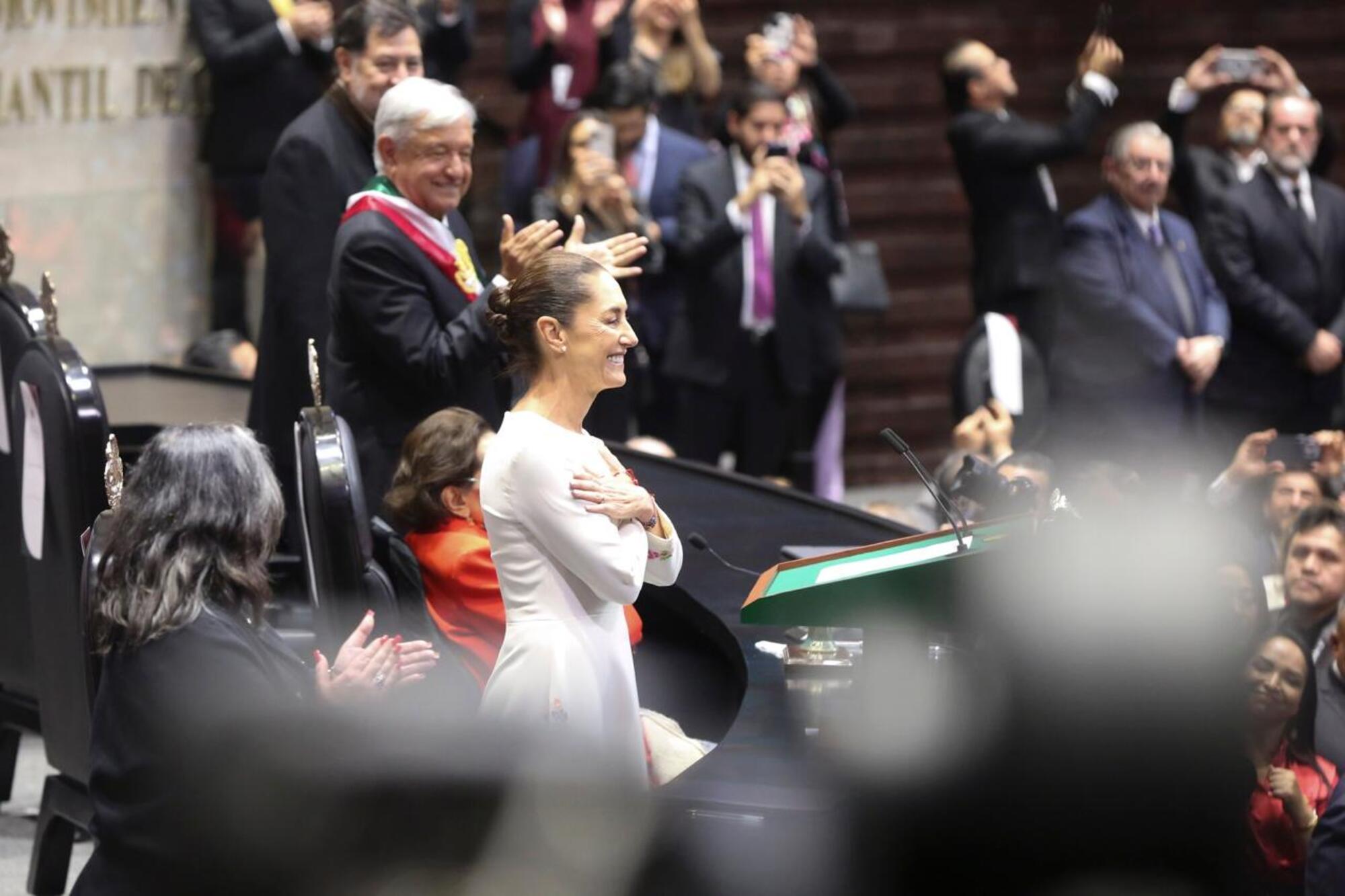 Toma de protesta de la nueva presidenta de México, Claudia Sheinbaum. De fondo, Andrés Manuel López Obrador. Foto: Presidencia de México