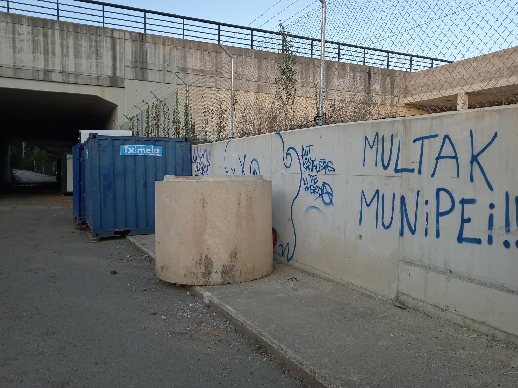 Pintadas junto a la estación fantasma del TAV en Ezkio-Itsaso