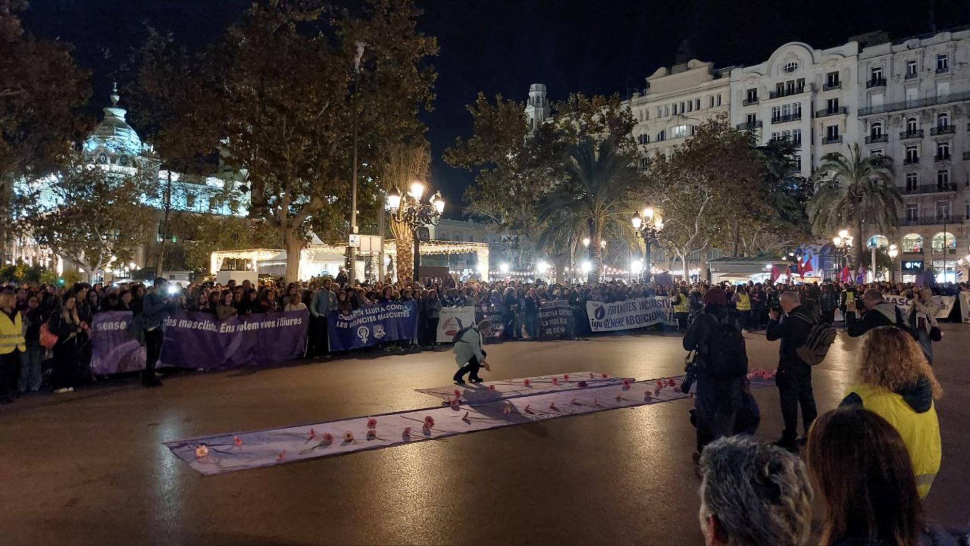 Lectura de los nombres de las mujeres asesinadas por la violencia machista en la manifestación de València el 25N de 2023.