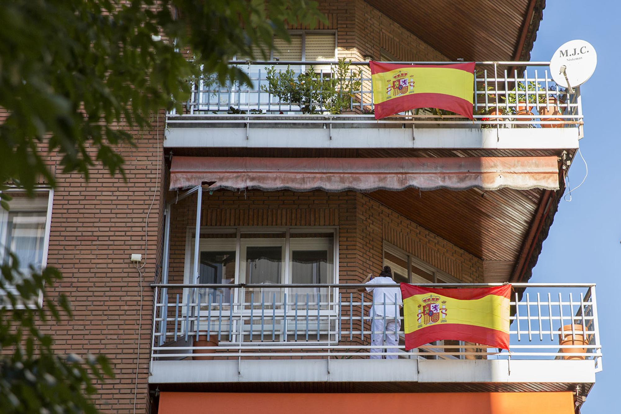 Bandera española y precariedad