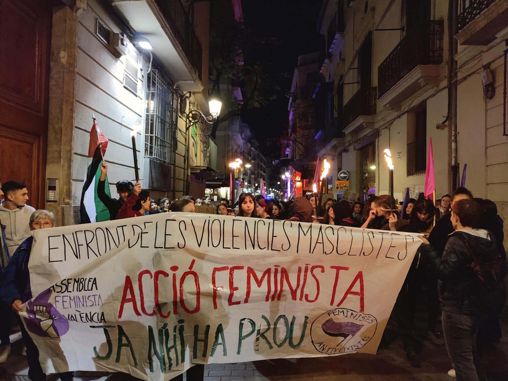 La Assemblea Feminista de València convocó una concentración en la noche del 24 de noviembre que recorrió el centro de la ciduad. - 2