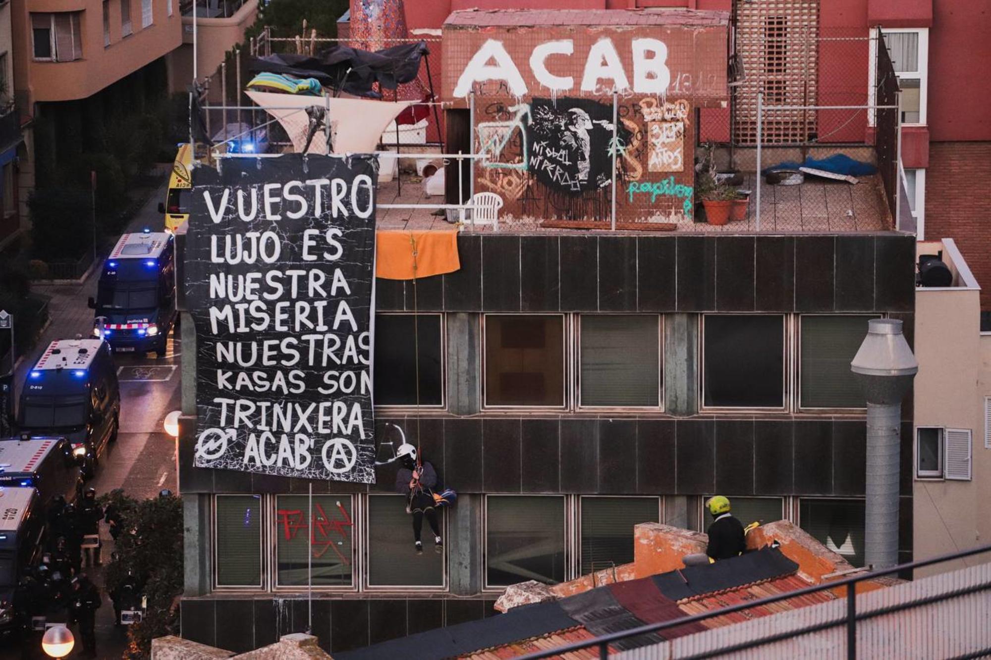 Defensa del centro social La Ruina, en Barcelona, ante el intento de desalojo