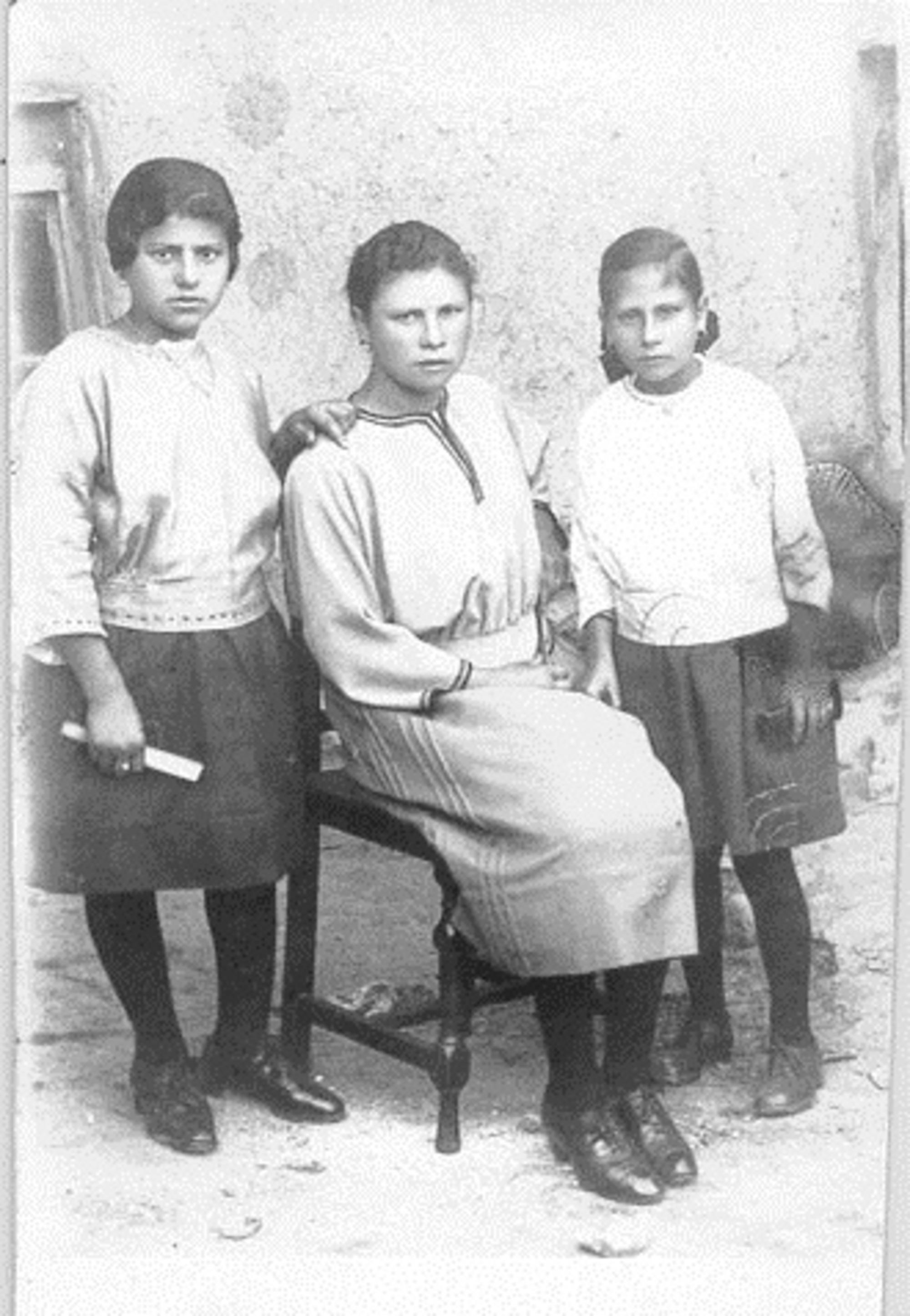 Julia Cifuentes (primera de la izquierda) y sus hermanas