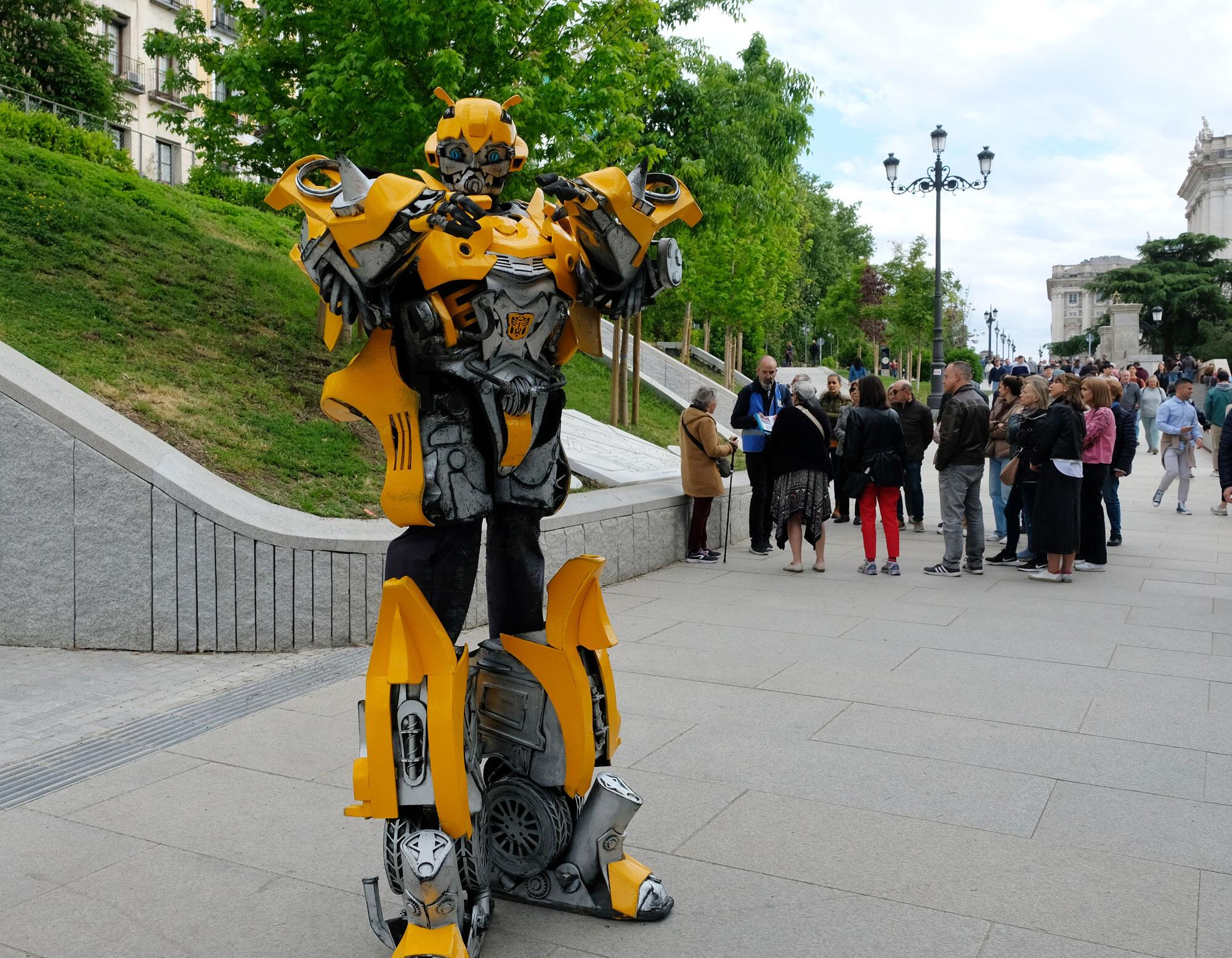 Muñeco ‘transformer’ cerca del Palacio Real, en Madrid