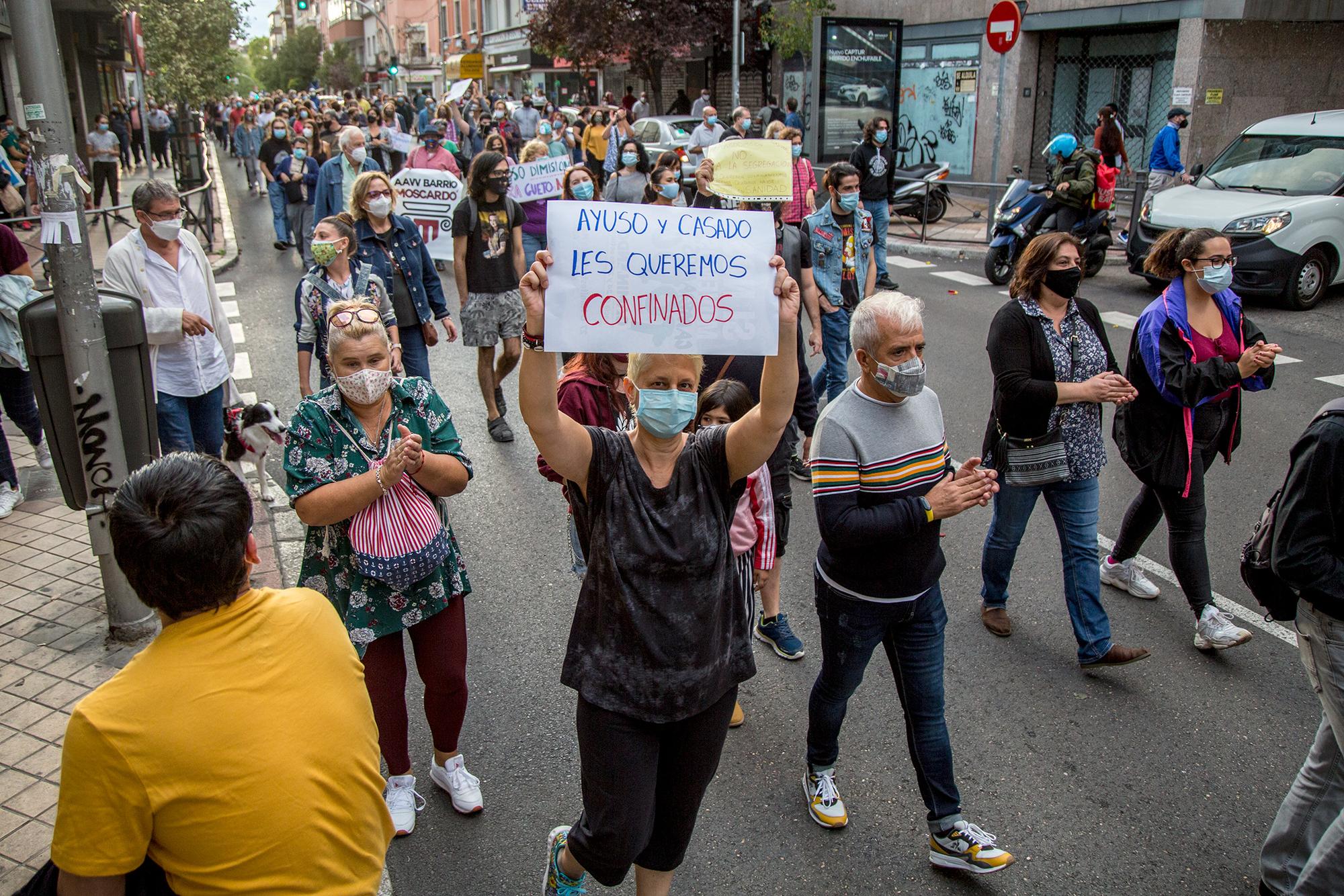 Concentración en Usera contra las limitaciones a la movilidad impuestas por el Gobierno de la Comunidad de Madrid  - 4