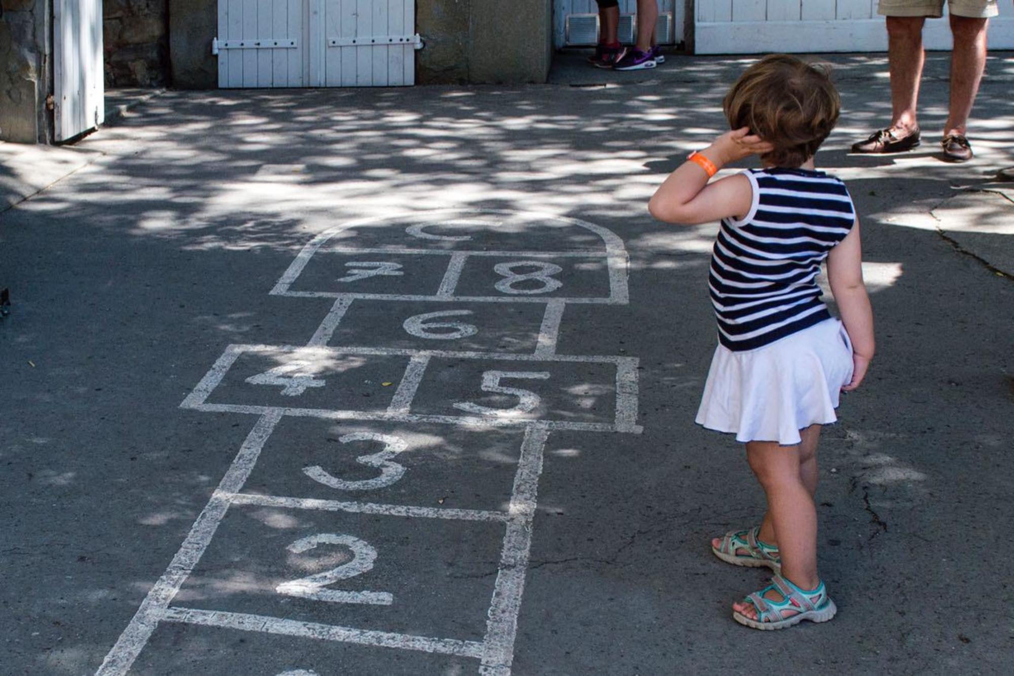 Una niña juega en la calle