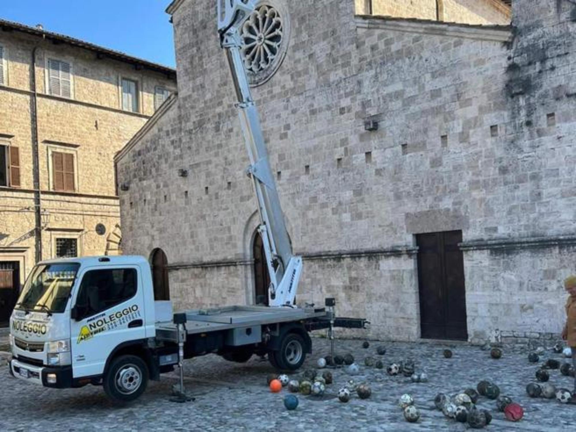 Iglesia tejado balones