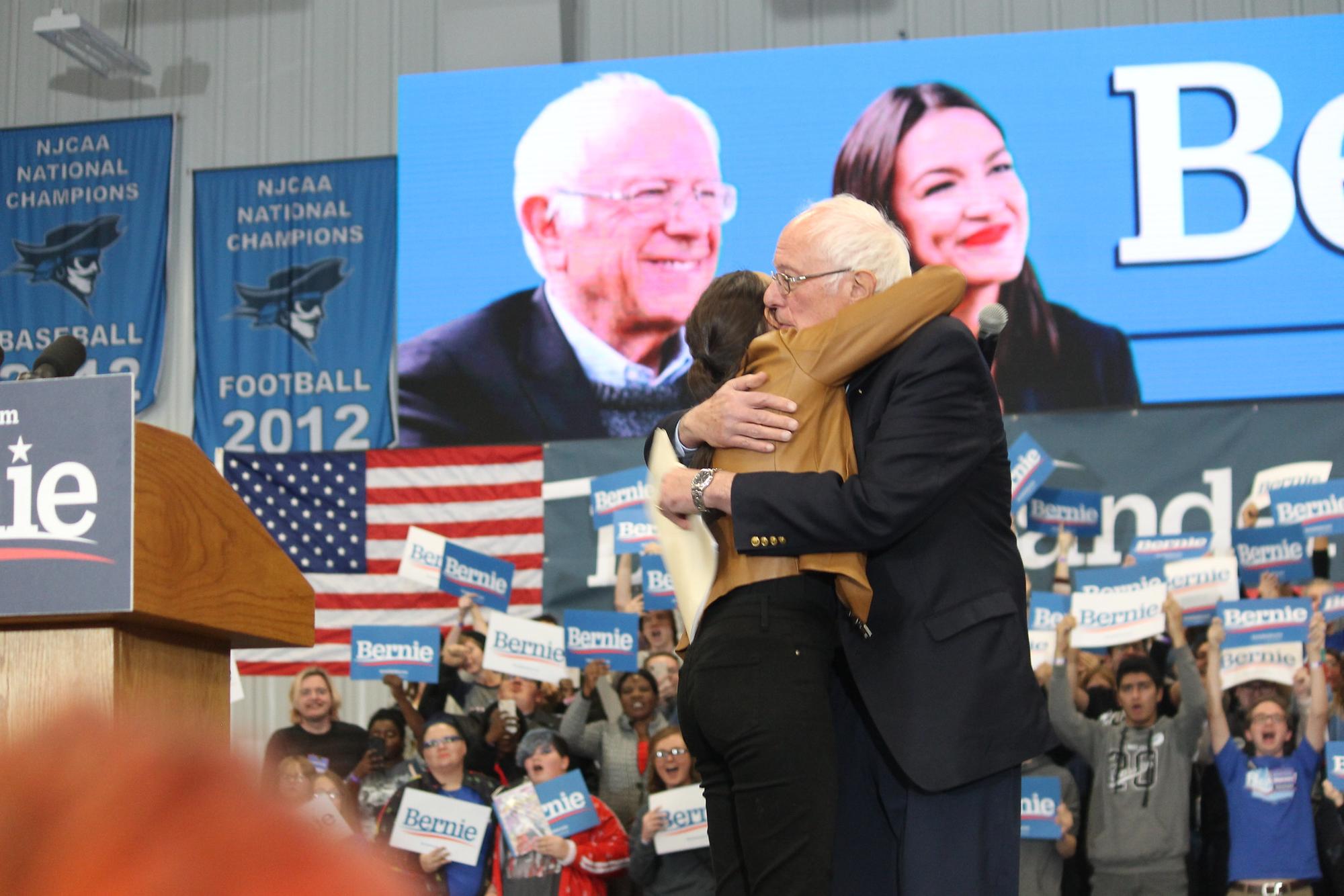 Alexandra Ocasio Cortez y Bernie Sanders