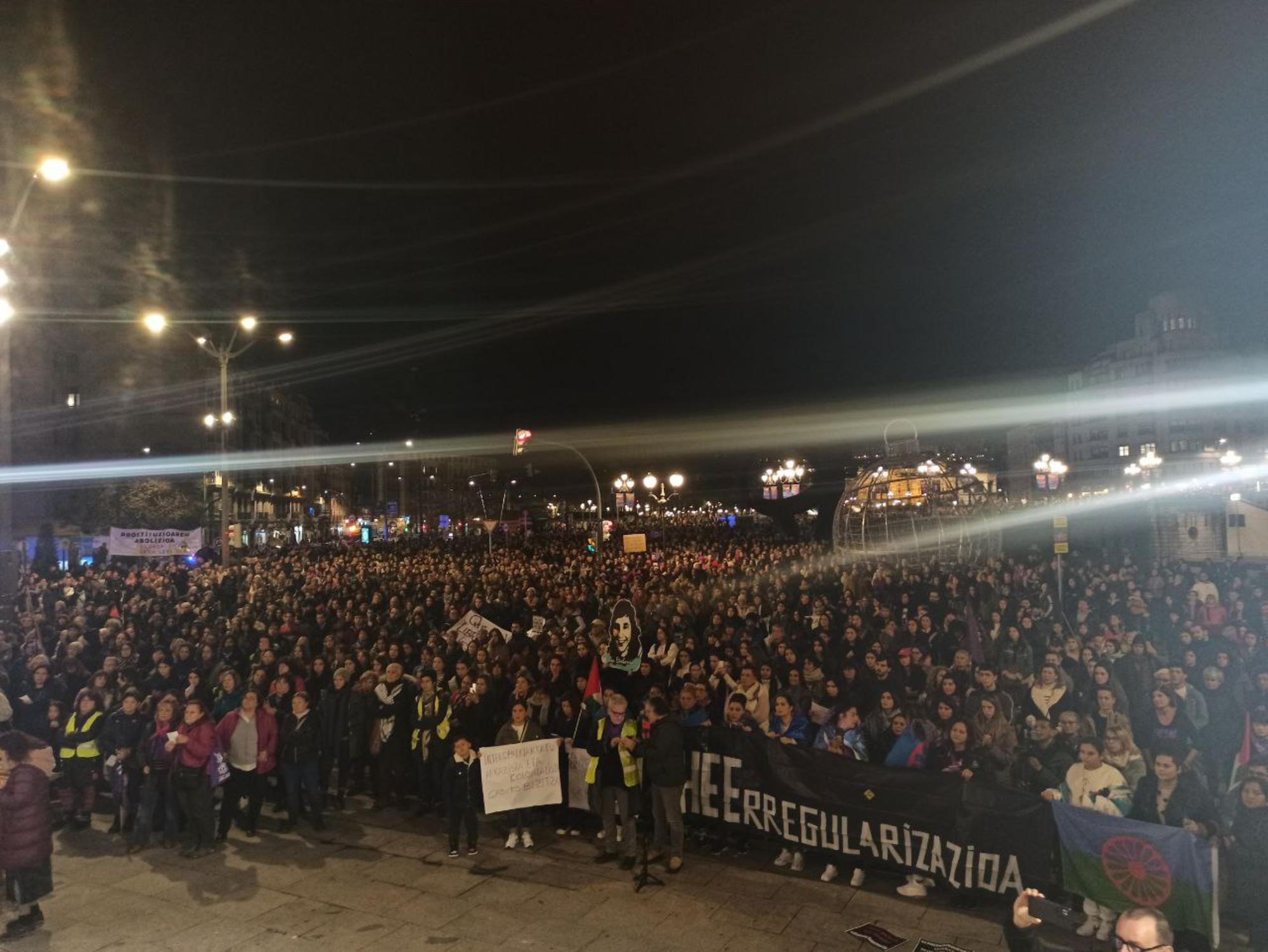 Final de la manifestación del 25N en Bilbao frente al Ayuntamiento