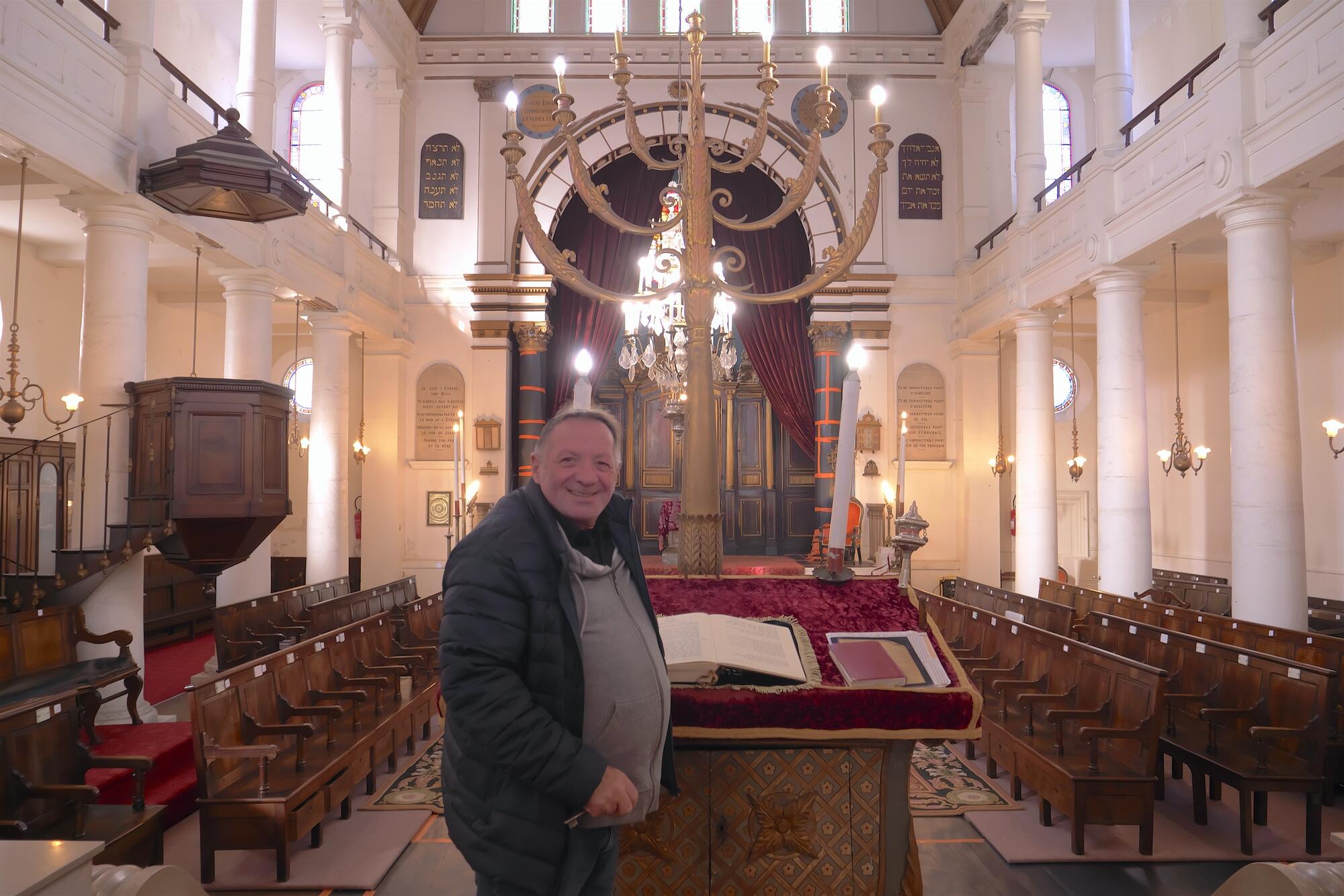 Patrick, voluntario en la sinagoga de Baiona