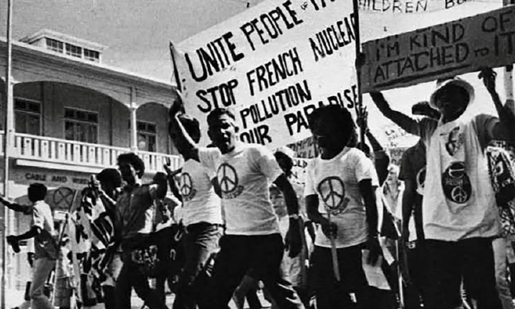 El comité contra las pruebas en Mururoa (ATOM) protesta en las calles de Suva (Fiyi) en la década de 1970. Fuente: Beyond Nuclear International