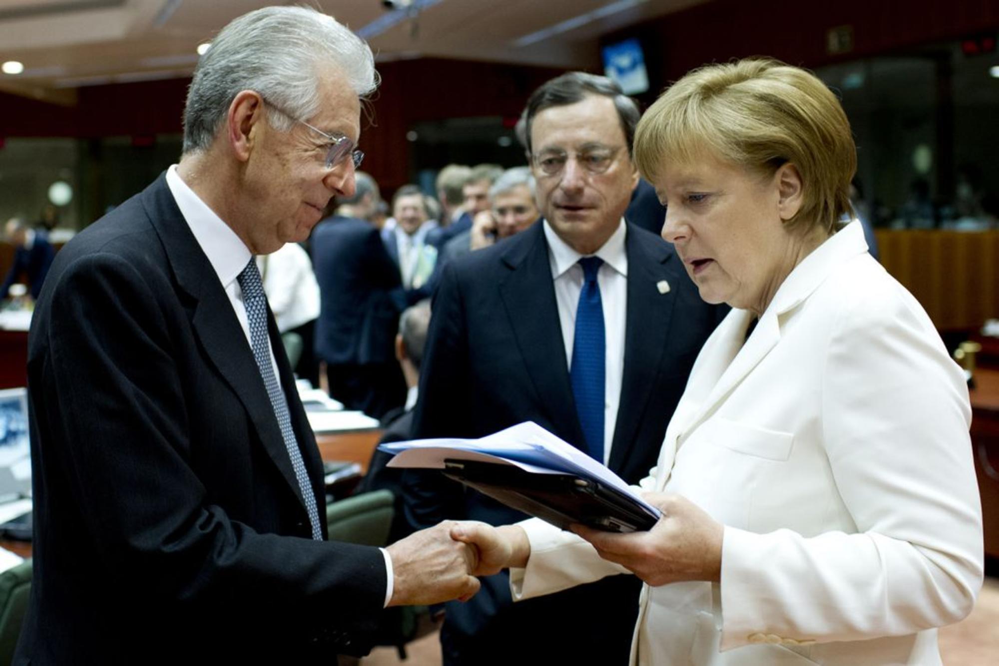 Draghi junto a Angela Merkel.