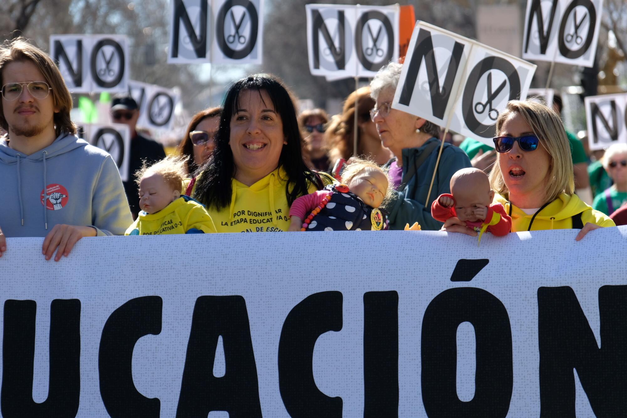 Docentes, estudiantes y familiares de alumnados se manifiestan en Madrid contra la privatización del sistema educativo.