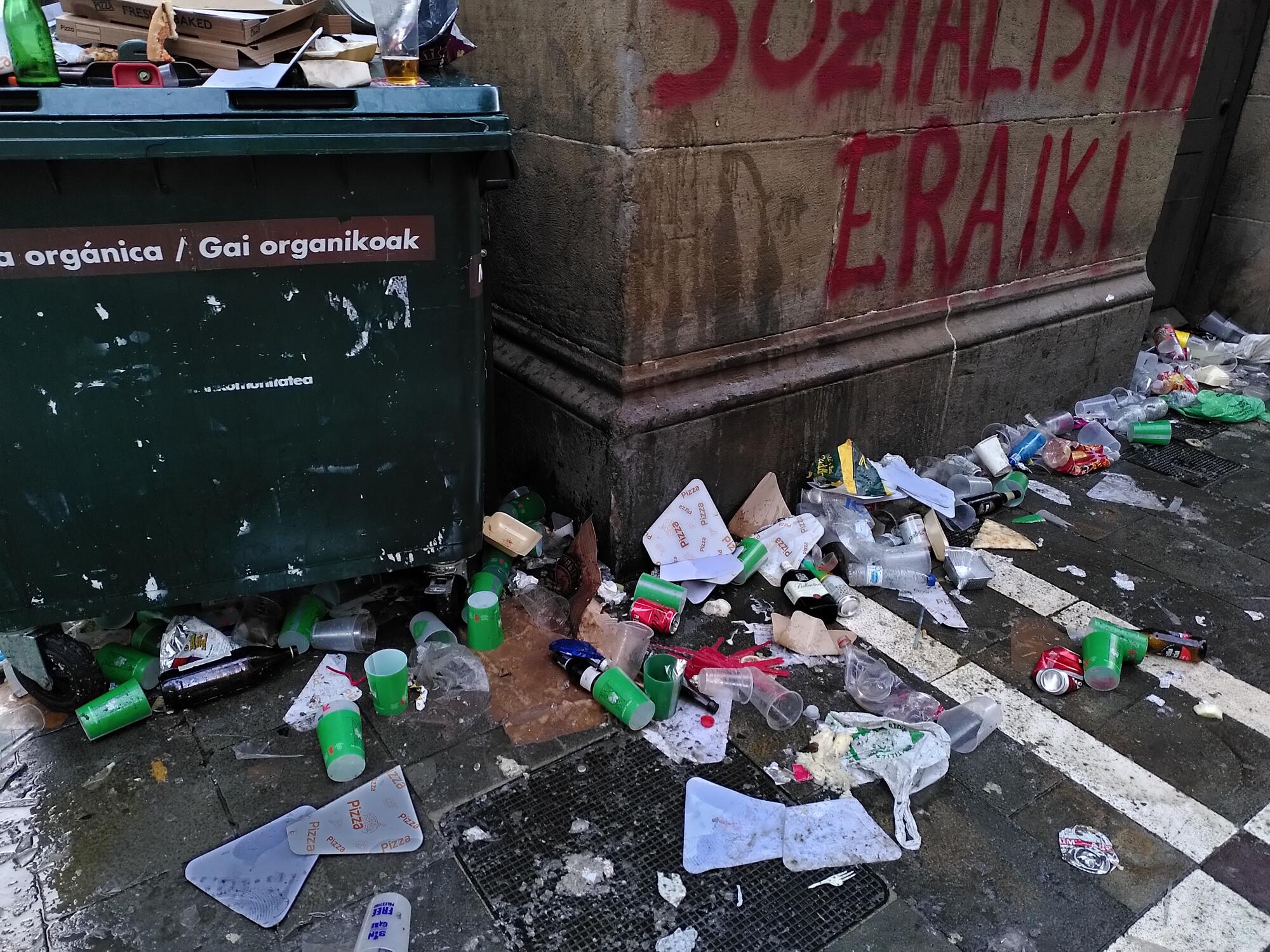 Vasos de plástico tras las fiestas