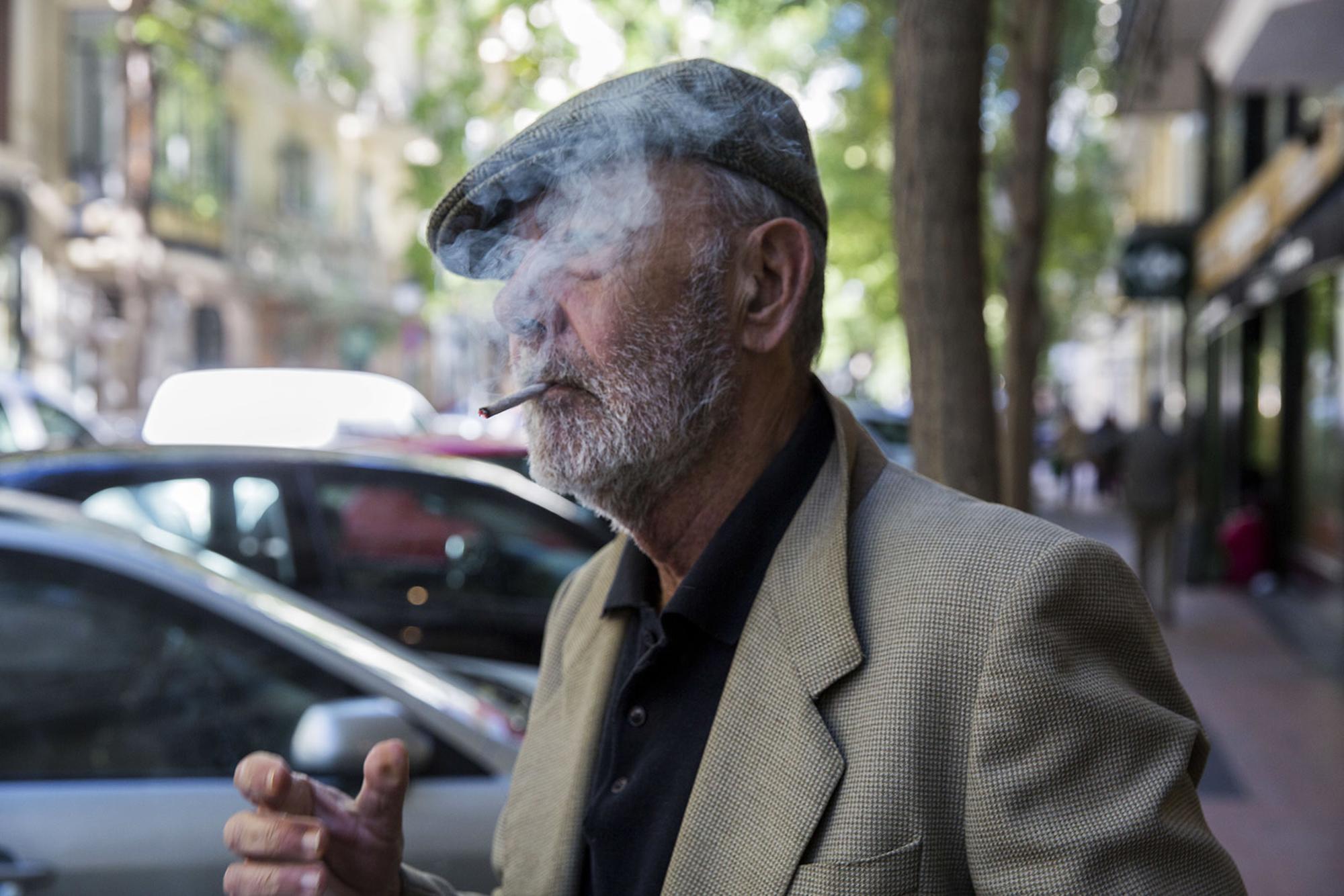 Julio Bustamante, entre el humo de un cigarro