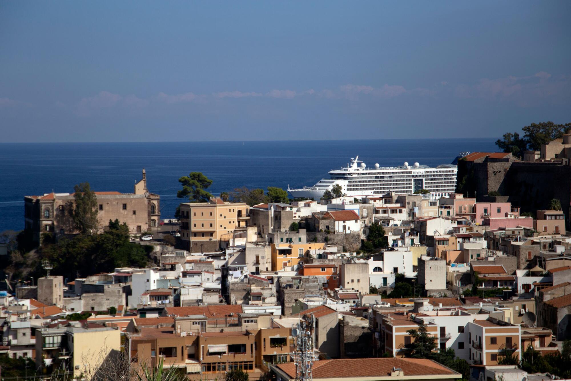 Un crucero llega a la isla de Lipari.