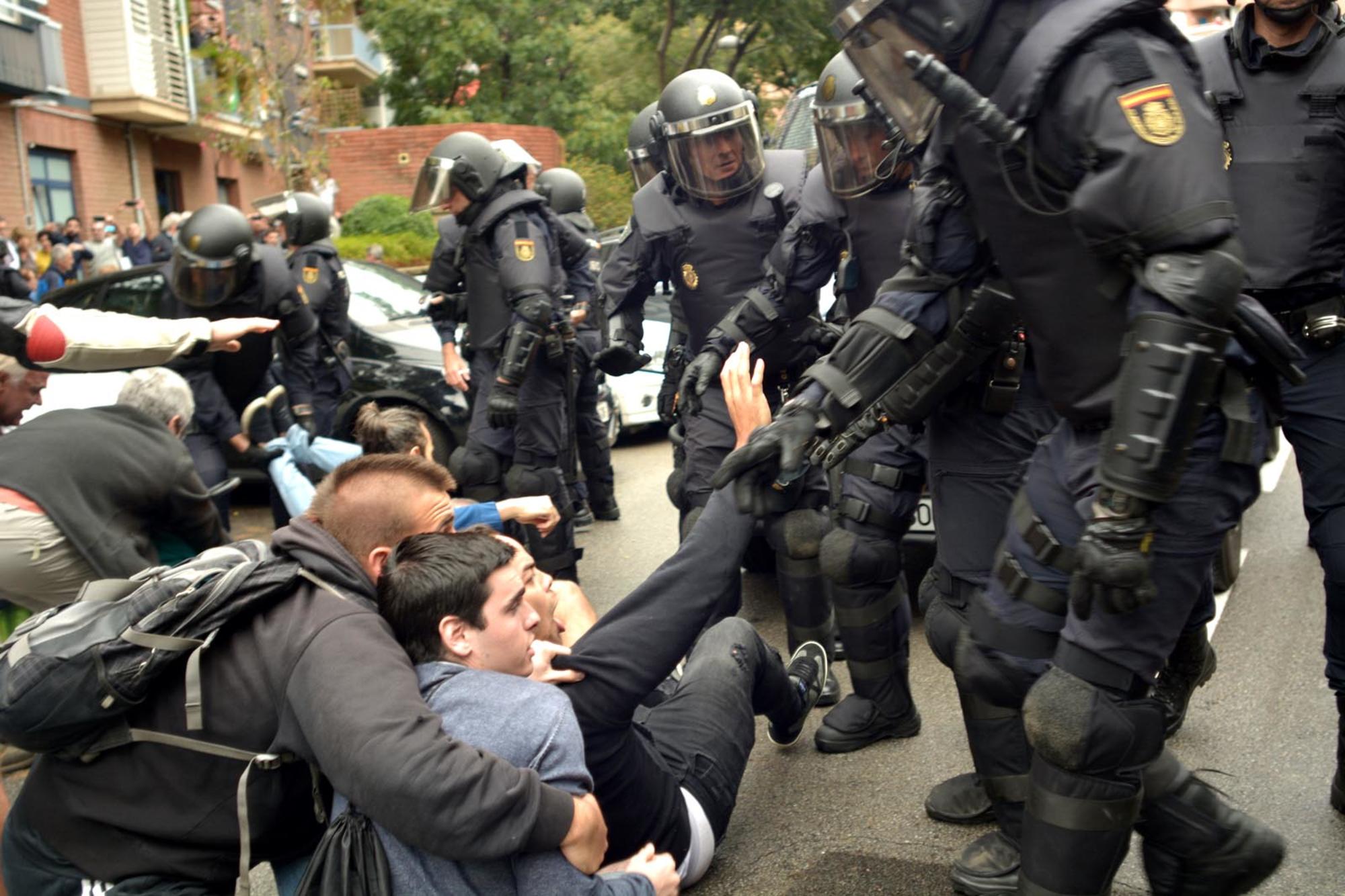 La Policía intenta desalojar a manifestantes en Barcelona.