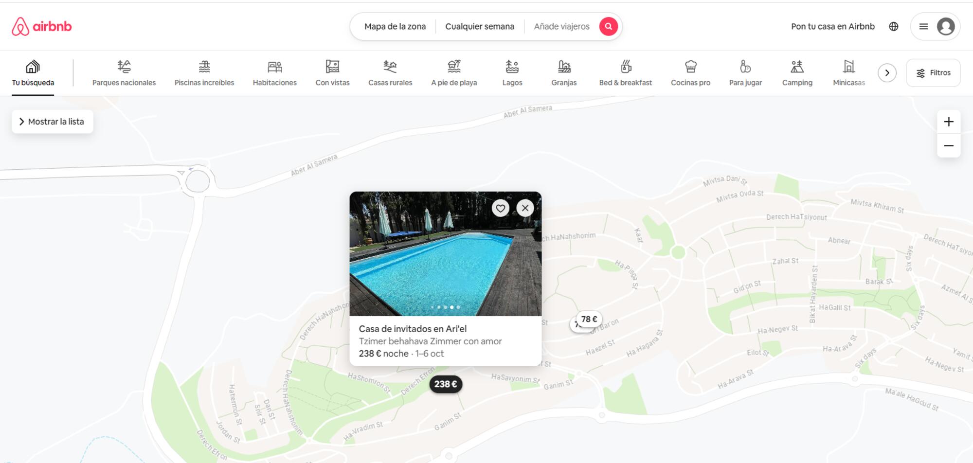 Casa con piscina en AirBnb en la colonia ilegal de Ari'el. Con 16.600 habitantes es el quinto asentamiento israelí más grande de Cisjordania