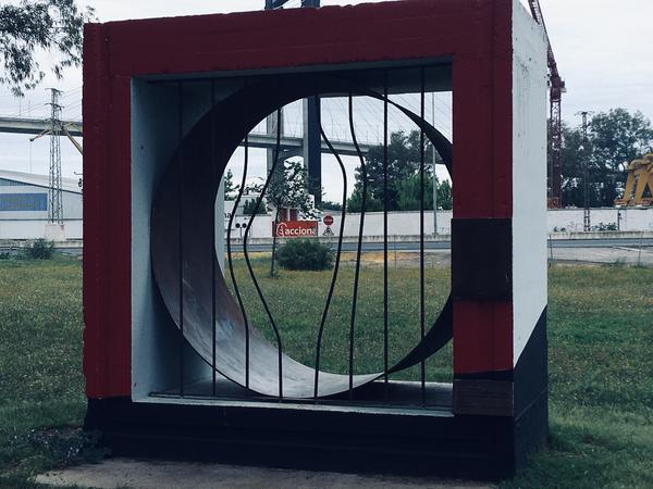 Monumento dedicado a las víctimas del campo de concentración "El Colector de Heliópolis", en Sevilla