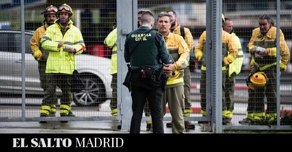 La Guardia Civil desaloja a los bomberos forestales encerrados en Las Rozas en protesta por un nuevo convenio