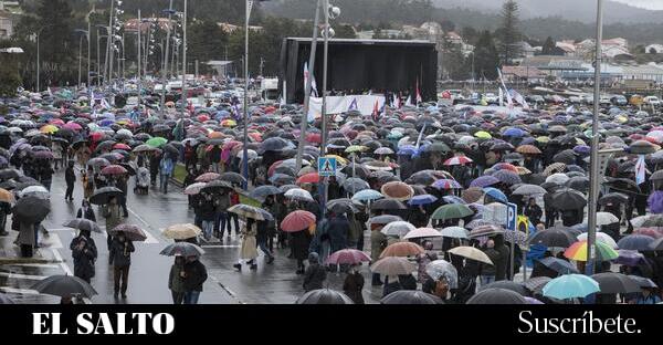 Miles de personas llenan A Pobra do Caramiñal para decir ‘no’ a la celulosa de Altri y la mina de Touro