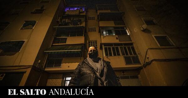 El Ayuntamiento de Granada deja a once familias sin casa: “No voy a soltar esta llave hasta que me den otra”