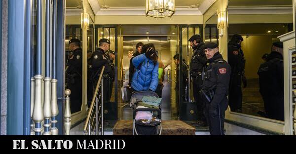 Una rentista deja en la calle a Alam y sus tres niños