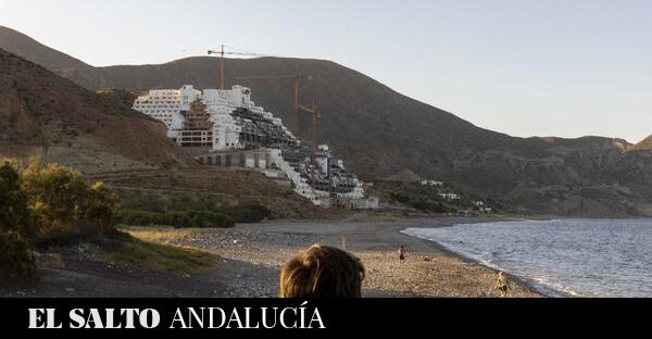 El Gobierno anuncia que demolerá el hotel de la playa del Algarrobico en Almería