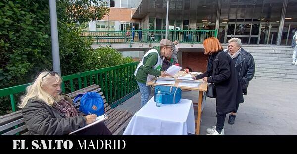 La policía levanta una mesa que recogía reclamaciones en el Hospital 12 de Octubre de Madrid