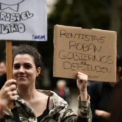 Decenas de miles de personas tomaron Madrid el 13 de octubre de 2024 para protestar por la falta de medidas para contener los precios del alquiler. - 9