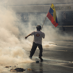 Manifestante bandera Venezuela