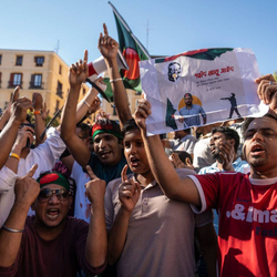 Una concentración en Madrid convocada por el Colectivo Valiente Bangla se solidarizó con los estudiantes reprimidos por la policía en Bangladesh.